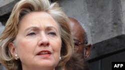 خانم كلينتون در گفت و گو با برنامه «جى پى اس» تلويزيون سى ان ان كه مجرى آن فريد زكريا است گفت: اين محاكمه «نشانه ضعف» است و اينكه جمهورى اسلامى از «مردم خود مى ترسد.»