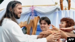 Szergej Torop szektavezér 2009-ben hívei körében