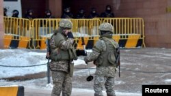 Forțele de ordine păzesc sediul guvernului din capitala Nur-Sultan, Kazahstan, 6 ianuarie 2022.