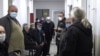 Në një institucion shëndetësor në Leposaviq, qytetarët presin në radhë për ta marrë vaksinën kundër koronavirusit. 