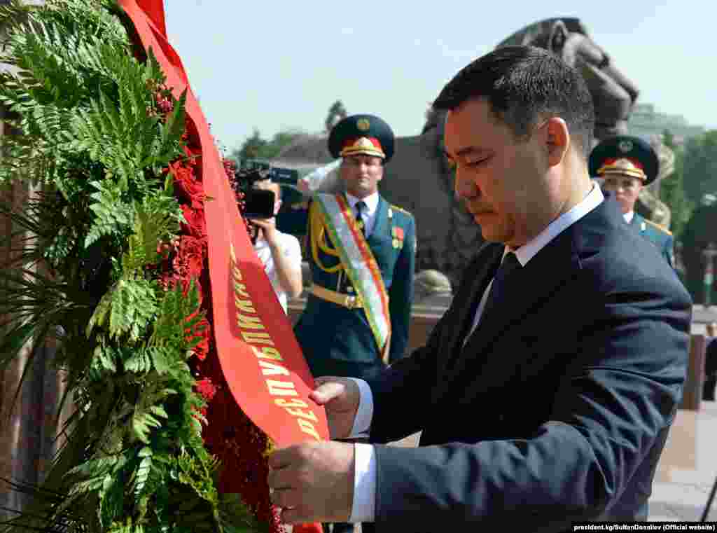 Садыр Жапаров Тажикстанга болгон сапарын Дүйшөнбү шаарындагы &quot;Дусти&quot; аянтында орнотулган тажик мамлекетинин негиздөөчүсү Исмоили Сомонинин эстелигине гүлчамбар коюп баштады.&nbsp; &nbsp; 