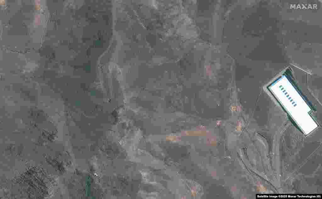 На снимках, сделанных после ударов, видны кратеры и пепел в комплексе Фордо