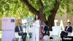 Во главе кампании по трате миллиардов сумов для государственной пропаганды, как утверждают источники «Озодлика» в правительстве, стоит главный пропагандист правительства Мирзияева, заместитель премьер-министра Азиз Абдухакимов. На фото: сидит сзади Саиды Мирзияевой.    