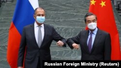 Ruski ministar vanjskih poslova Sergej Lavrov i kineski ministar vanjskih poslova Vang Ji na sastanku 22. marta u Kini
