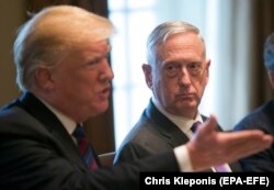 James Mattis korábbi amerikai védelmi miniszter (jobb) Donald Trump amerikai elnök beszédét hallgatja egy, a Fehér Házban rendezett fogadáson, 2018. április 3-án.