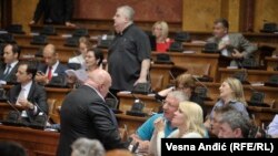 Nenad Čanak i Vojislav Šešelj u parlamentu Srbije