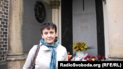 Оксана Забужко біля могили Вацлава Гавела на Виноградському цвинтарі в Празі