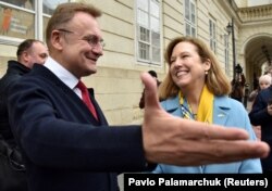 Мер Львова Андрій Садовий і тимчасова повірена у справах США в Україні Крістіна Квін. Львів, 15 лютого 2022 року