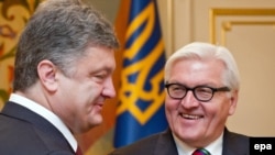 Petro Poroşenko (stânga) şi Frank-Walter Steinmeier, Kiev, 24 iunie 2014
