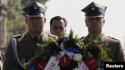 Mitt Romney u polaže vijenac na grob neznanog junaka u Varšavi, 21. jul 2012.