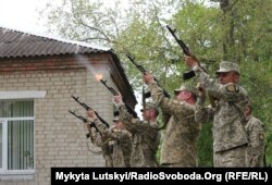 Нацгвардейцы перезахоронили останки воинов Второй мировой войны в селе Маяки под Славянском, 8 мая 2018 года