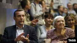 Лев Пономарев менен Людмила Алексеева