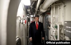 Президент України Петро Порошенко під час відвідання американського ракетного есмінця «Дональд Кук» (USSDonaldCook, (DDG75)). Одеса, 26 лютого 2019 року