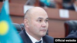 Данияр Төлөнов.