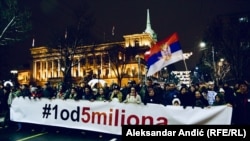 Серб жүрүшчүлөрү.