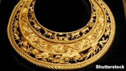 Пектораль із Товстої могили – пектораль (нагрудна прикраса) скіфського царя IV століття до нашої ери. Вага – 1150 грамів, діаметр — 30,6 сантиметра, зроблена із золота 958 проби. Знайдена на території України у 1971 році біля міста Покрова