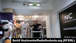 Охоронець Юрій увімкнув підствітлення у вказівнику на вихід