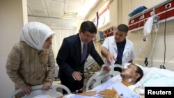 دیدار احمد داووداغلو، نخست وزیر ترکیه و همسرش از یکی از مجروحان بمبگذاری 