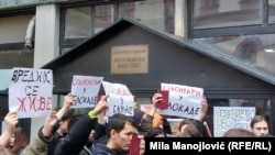 Ilustrativna fotografija, studenti Filozofskog fakulteta u Beogradu u blokadi drže studentske indekse i transparente, 9. decembar 2024. 