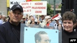 Na protestu "Stop povećanju plata i penzija političarima" građani su nosili i slike Josipa Broza Tita.