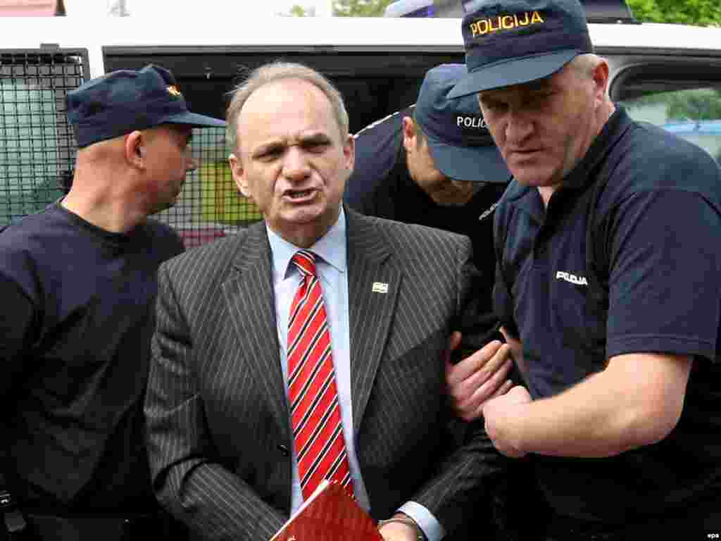 BiH - Političar pa bjegunac - Hrvatski političar, desničar, Branimir Glavaš bježi u BiH od optužbi za ratni zločin ali ga tu hapsi policija BiH 13. 05. 2009. Foto:Midhat Poturović, RFE/RL