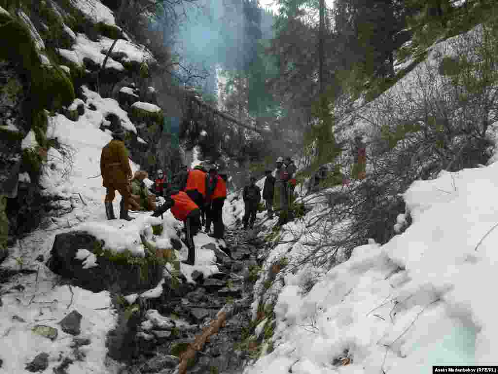 Сүрөттөгү көрүнүштөр - сценарий боюнча Жууку капчыгайындагы Аюу-Төр коктусунда орус аскерлери кыргыздарды буктурмага алып, кырып жаткандагы мезгили.&nbsp;
