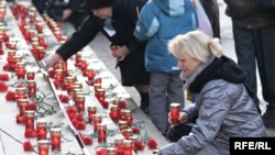 У памятной доски с именами и фотографиями жертв теракта на Дубровке