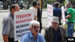 Более полугода назад парламентарии приняли решение о проверке правоохранительными органами законности выдачи паспортов в восточных районах республики. Депутаты постоянно высказывали убеждение, что выявлена только мизерная часть из более 26 тысяч паспортов, обладатели которых ничем не доказали свой отказ от грузинского гражданства