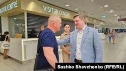 Посол України у Чехії Василь Зварич (праворуч) зустрів Владислава Єсипенка в аеропорту Праги