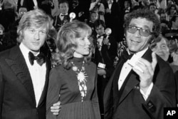 Robert Redford, soția sa Lola și regizorul Sydney Pollack, la premiera filmului „Jeremiah Johnson” în timpul Festivalului de Film de la Cannes, Franța, pe 7 mai 1972.