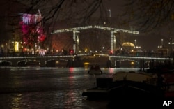 بسیاری از نورپردازی‌های شهری، به‌خصوص در شهرهای تجاری و تفریحی، هیچ نقشی در روشنایی محیط ندارند