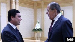 Президент Гурбангулы Бердымухаммедов жана министр Сергей Лавров Ашхабадда жолуккан учур. Ашхабад, 28-январь, 2016-жыл. 