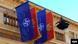 Steagurile Muntenegrului și NATO pe o clădire guvernamentală la Cetinje