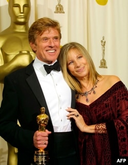 Robert Redford la primirea unui Oscar onorific alături de actrița și cântăreața americană Barbra Streisand, pe 24 martie 2002, la cea de-a 74-a ediție a Premiilor Academiei, desfășurată la Teatrul Kodak din Hollywood.