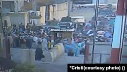 Intrarea în aeroportul militar din Kabul în dimineața zilei de 16 august surprinsă de *Cristi, românul extras din Afganistan de armata americană