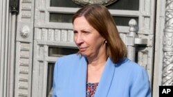 За словами Лінн Трейсі, рішення російського суду продовжити тримання журналіста під вартою «особливо болісне, адже цього тижня виповнюється рік з того дня, як Евана затримали»