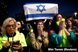 Oameni adunați la Tel Aviv reacționează în timpul transmisiunii cu eliberarea celor trei ostatice deținute de către Hamas, după 471 de zile de captivitate.