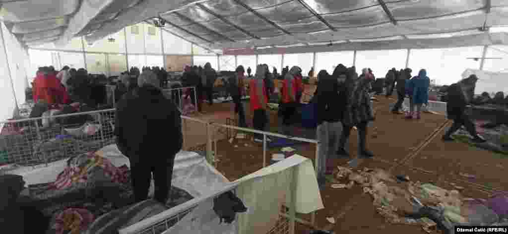 Adăpost temporar în tabăra din Lipa.