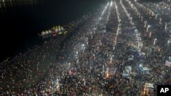 Паломники окунаются в реку на фестивале Маха Кумбха Мела, 29 января