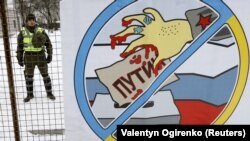 Архівна світлина. Під час акції протесту біля посольства Росії в Києві в день виборів російського президента, 18 березня 2018 року