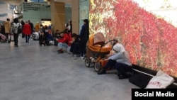 Орусияда аэропорттогу мигранттар. Иллюстрациялык сүрөт.