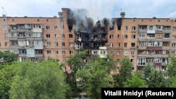 Дим се издига от жилищен блок в Харков след руската атака в събота сутрин, 7 юни 2025 г.