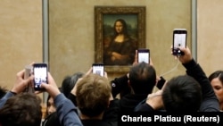 Картина Леонардо да Винчи «Мона Лиза» («Джоконда») в музее Лувр в Париже