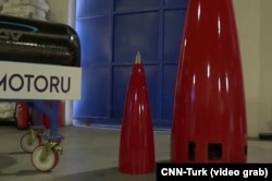 Айга учуруу долбоору үчүн колдонула турган гибрид ракетанын шекили. Стамбул, Түркия. 2021-жылдын 28-февралы.