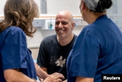 شلومی زیو تحت معالجۀ تیم پزشکی پس از نجات غزه و بازگشت به اسرائیل