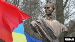 Пам'ятник Роману Шухевичу у селі Білогорща на Львівщині