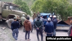 Тар дарыясына түшүп кеткен "Портер" автоунаасын алып чыккан учур. 