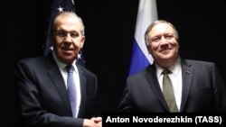 Державний секретар США Майк Помпео (праворуч) потискає руку з міністру закордонних справ Росії Сергію Лаврову під час зустрічі в кулуарах Арктичної ради, Фінляндія, Рованієм, 6 травня 2019 року
