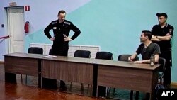 الکسی ناوالنی هنگام شنیدن حکم دادگاه لبخند می‌زد