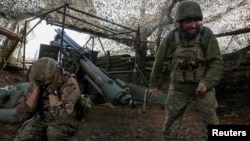 Українські артилеристи поблизу Покровська, жовтень 2025 року